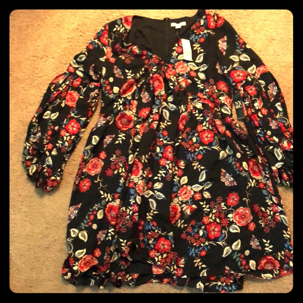New with tags tunic Flowy. On tread sleeves